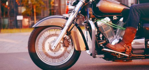 アメリカンバイクにまたがる人